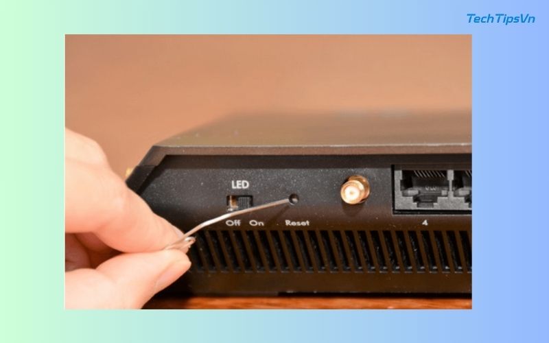 Cách cài đặt lại wifi VNPT sau khi reset tại nhà nhanh chóng Dùng ghim nhọn reset lại wifi VNPT