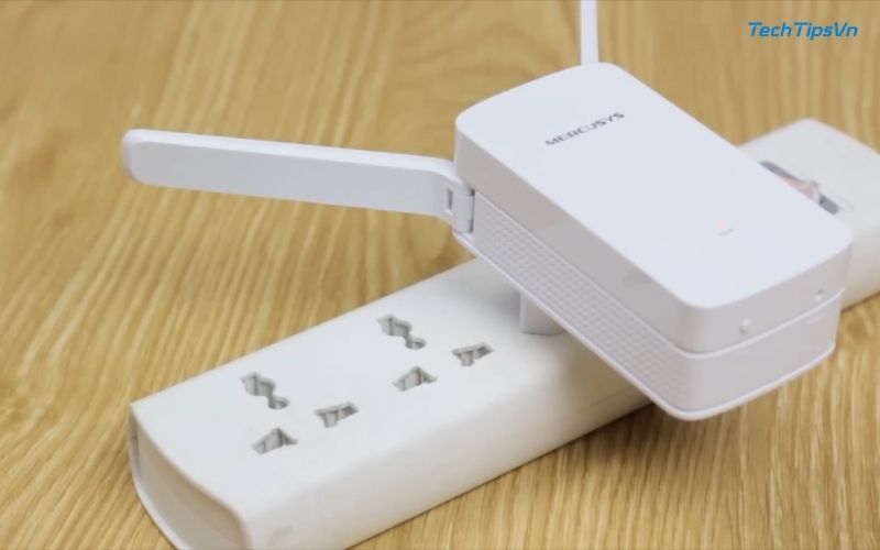 Cắm thiết bị wifi Mercury 2 râu vào nguồn điện